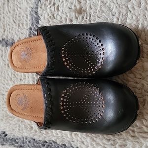 Lucky Brand Peace Sign Clogs New never worn sz 7M /37